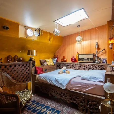 Alojamento de Acomodação e Pequeno-almoço Boat 'opoe Sientje' 3*