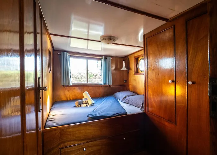 Boat 'opoe Sientje' Bed & Breakfast 3*