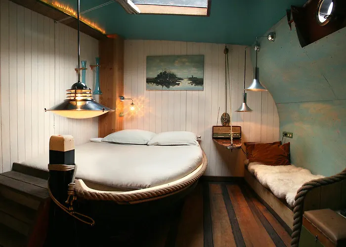 Boat 'opoe Sientje' Bed & Breakfast 3*