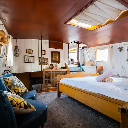 Boat 'opoe Sientje' Bed and Breakfast 2*