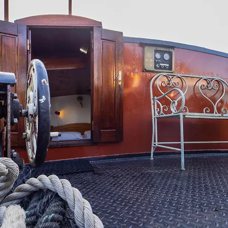 Bed and Breakfast Boat 'opoe Sientje' 2*