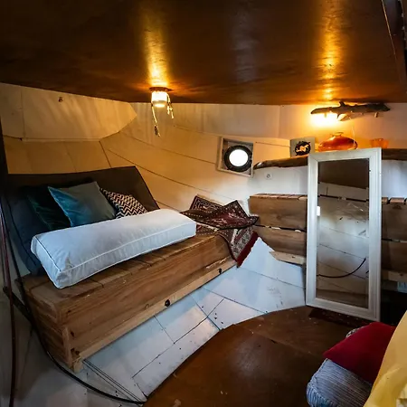 Bed and Breakfast Boat 'opoe Sientje' Ναϊμέγκεν