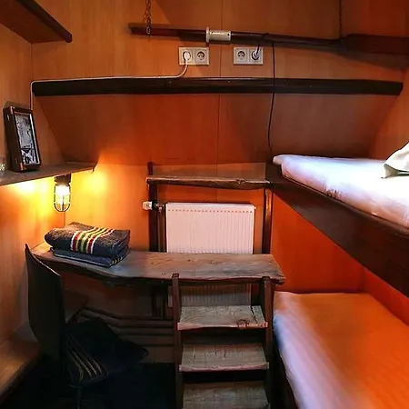 Bed and Breakfast Boat 'opoe Sientje' 2*
