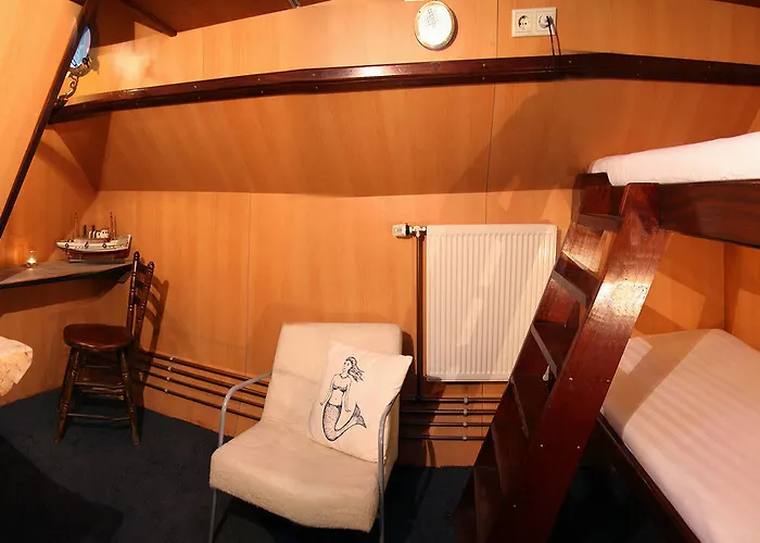 Boat 'opoe Sientje' Nocleg ze śniadaniem 3*